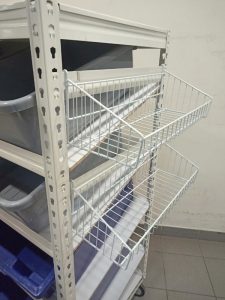 Inclined container trolley with baskets